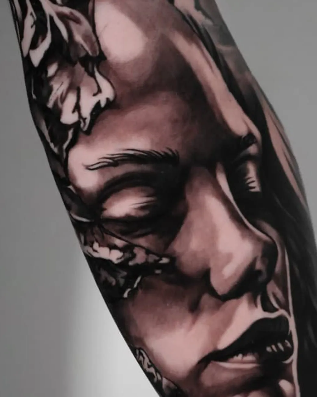 Gesloten ogen: detail van het gezicht met zachte grijze shading